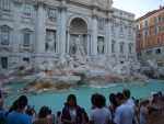 08 turisti ve fontáně di Trevi