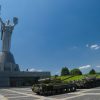 58 Matka Vlast tyčící se nad Kyjevem nyní se zátiším tanků ukořistěných u Doněcku