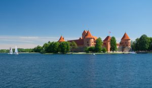 12 Trakai uprostřed jezera
