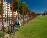 07 skrz plot z východního Německa do západního Berlína v Bernauer Strasse