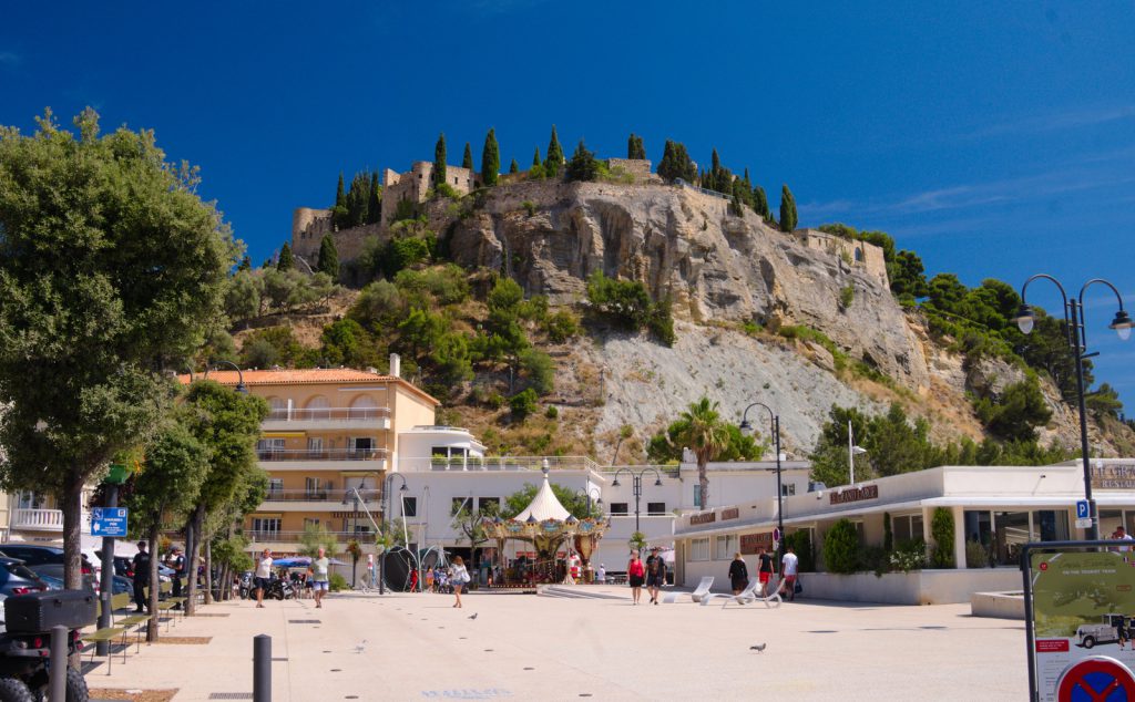 Cassis hrad nad přístavem