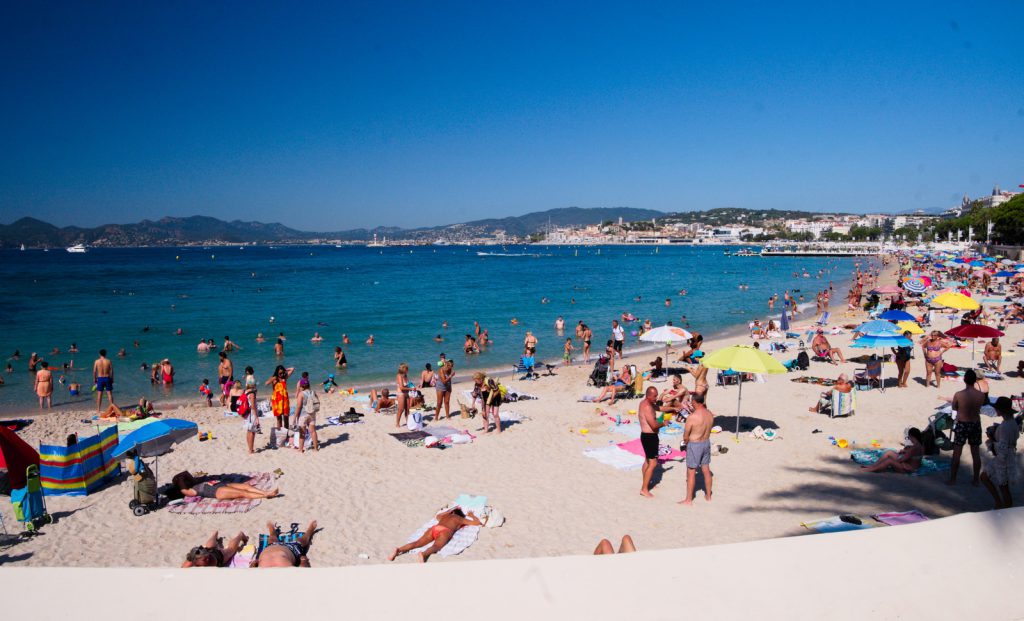 od Cannes k Nice už po celém pobřeží zuří masový turismus
