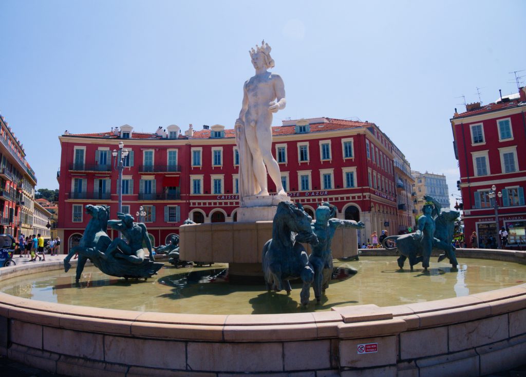 76 Nice fontána slunce na náměstí Massena