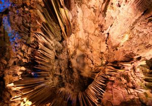 Uvnitř skály jeskyně sv Michaela