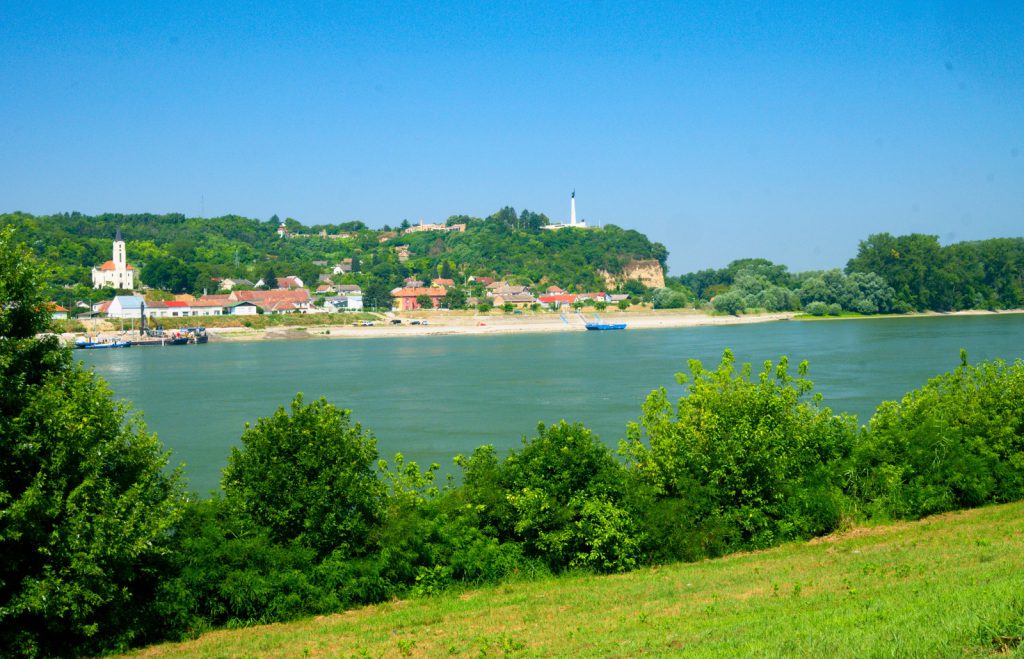 Chorvatský památník překročení Dunaje za 2svv ze srbské Batiny