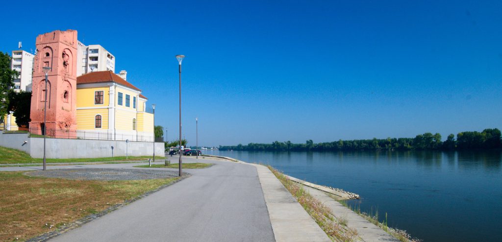 Vukovar pobřežní cyklostezka pod zámkem