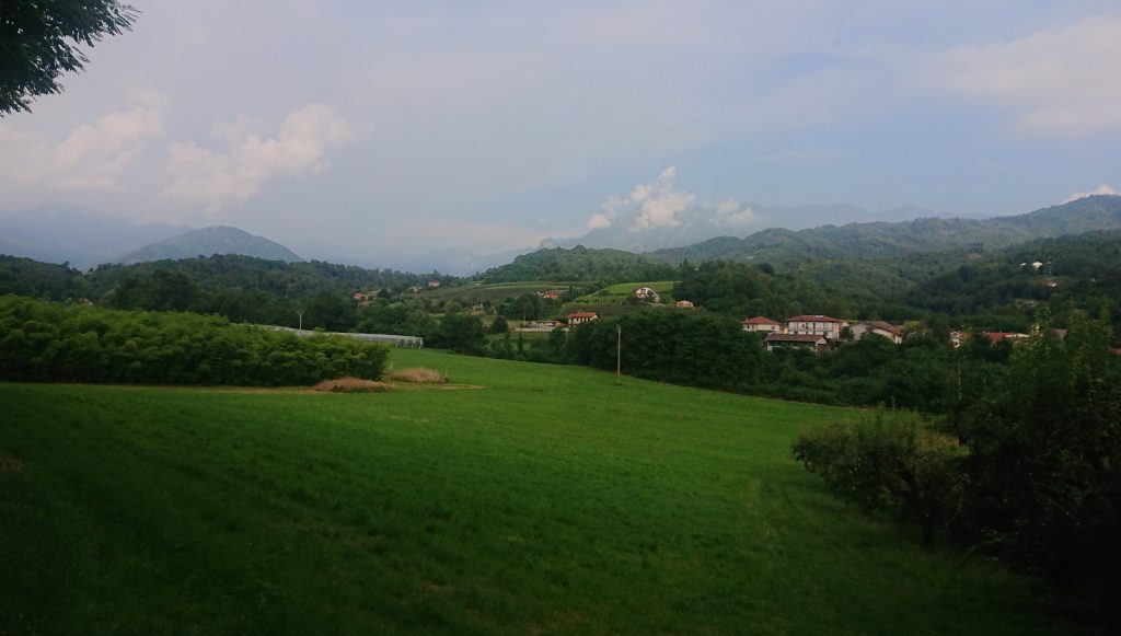 Za Luserna San Giovanni už Alpy mizí v dálce