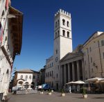 Santa Minerva a věž radnice Assisi