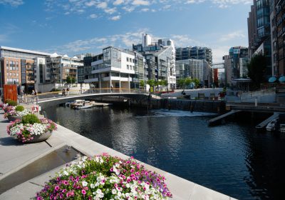 Oslo bývalé doky nyní luxusní čtvrť Aker Brygge