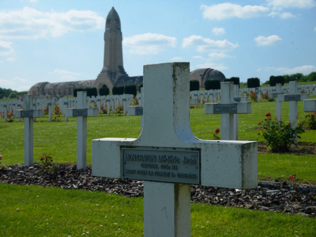 Douaumont kříže 16 z 230 tis padlých u Verdunu