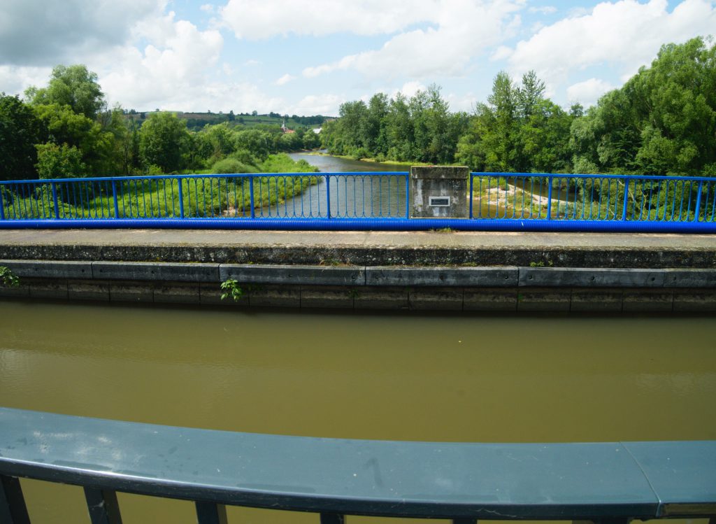 most převádí kanál Vosges přes Moselu u Flavigny-sur-Moselle