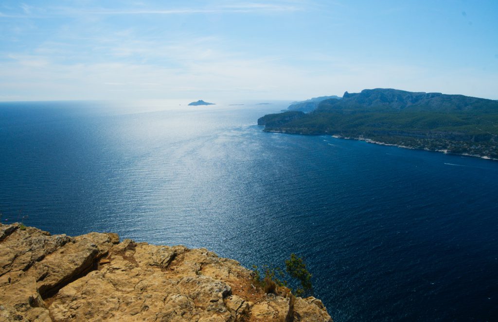 výhledy z Calanques na ostrovy J pod Marseille
