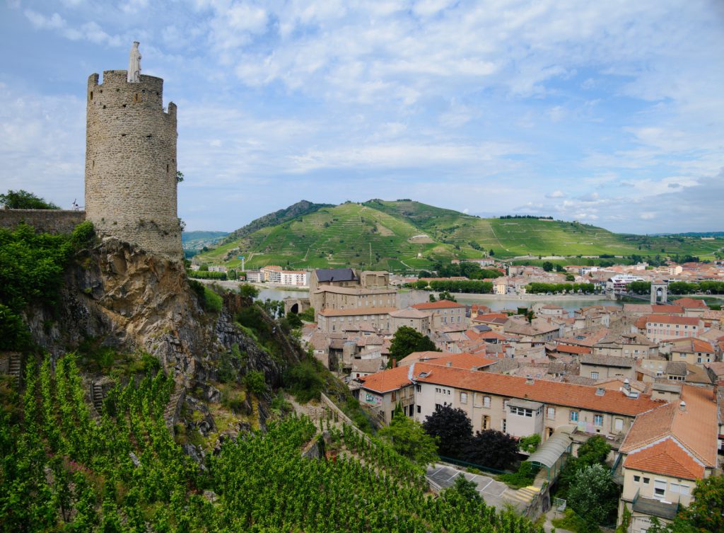 na hrad Touron sur Rhône z vinice nad městem
