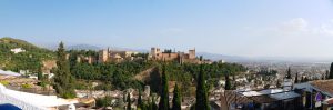 Granada Albacín sm Alhambra a vzadu Sierra Nevada