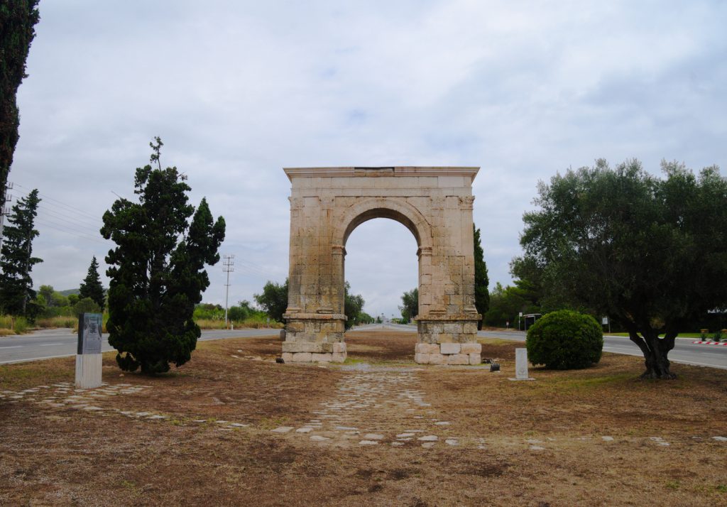 Římský Arc de Bera na Via Augusta